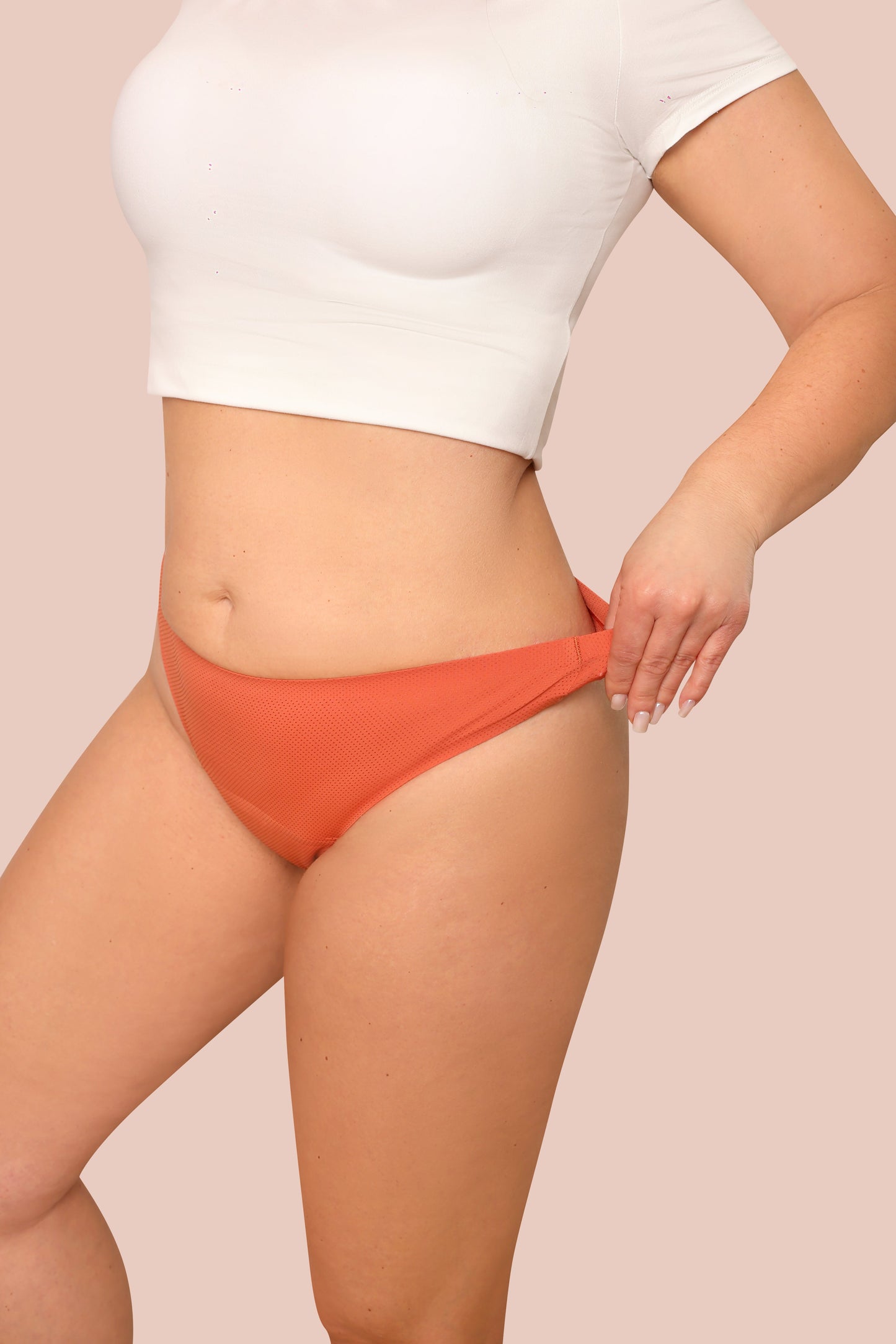 Sara – bezešvé tanga kalhotky pro diskrétní eleganci a spolehlivou ochranu při slabém toku